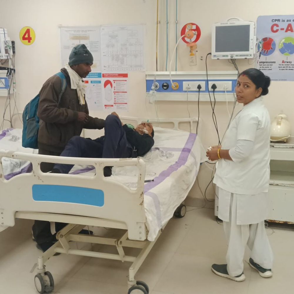 अज्ञात गाड़ी की टक्कर से युवक गंभीर रूप से घायल:मधुबनी के झंझारपुर लंगरा चौक पर हुई घटना, ड्राइवर मौके से भागा