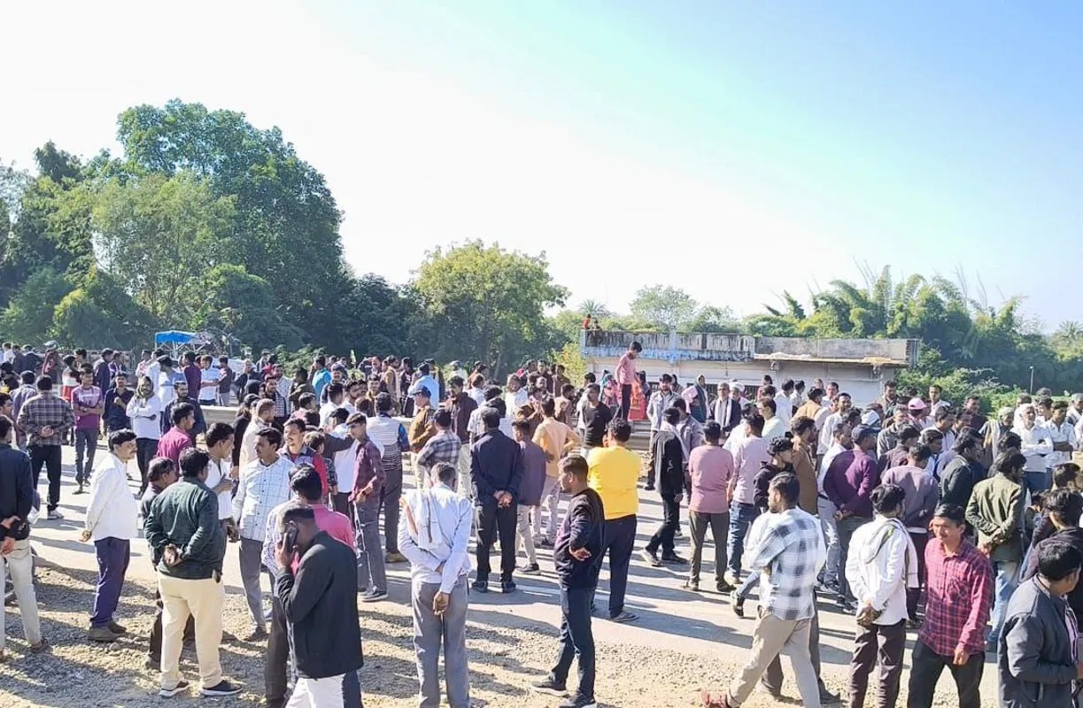 ड्राइवर की संदिग्ध परिस्थितियों में हुई मौत के बाद गुस्साए परिजनों ने सागर-छतरपुर रोड पर चक्काजाम किया
