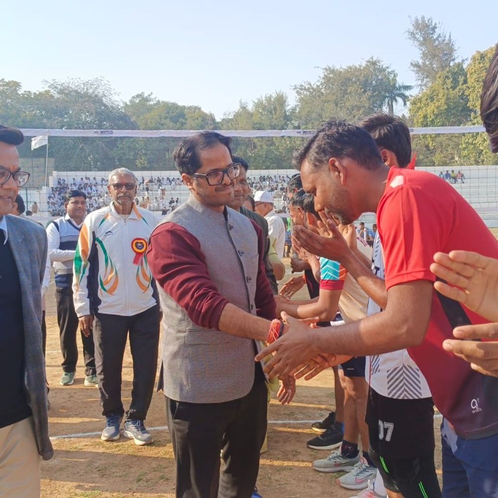 चित्रकूट में सदगुरु वॉलीबॉल टूर्नामेंट शुरू:एमपी और यूपी की 30 टीमें 3 दिन करेंगी प्रतिस्पर्धा