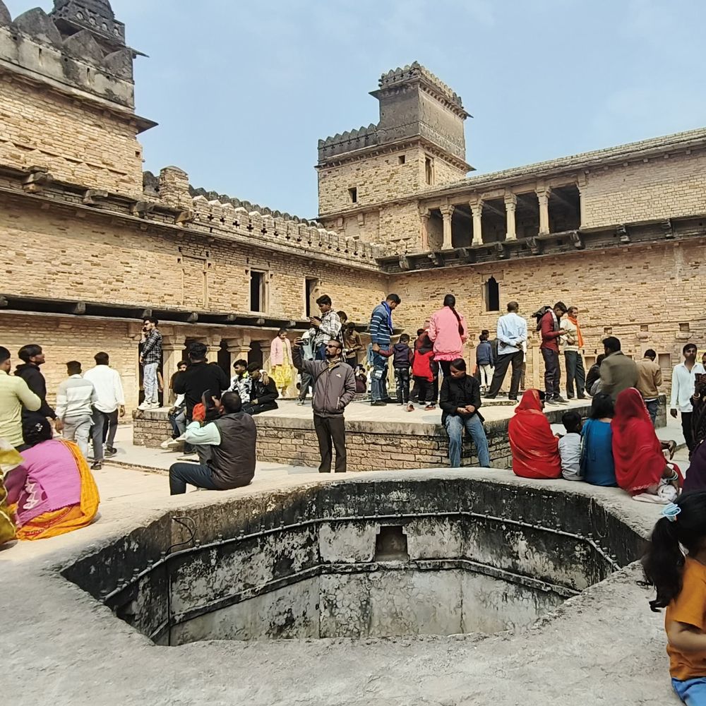 चंदेरी में नए साल पर पर्यटकों की भारी भीड़:किला कोठी, बादल महल पर उमड़े लोग, सेल्फी-रील बनाते दिखे