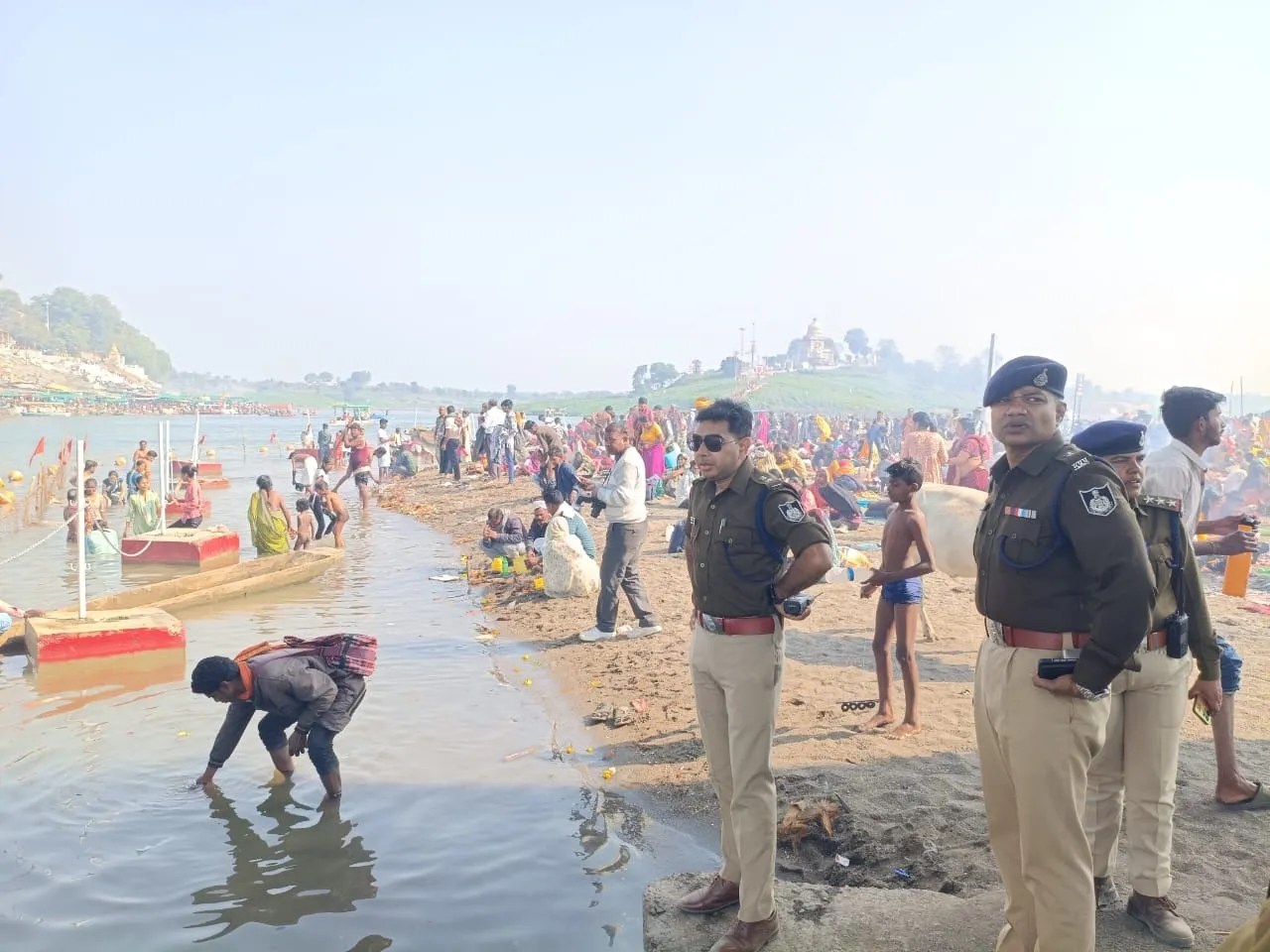 जिले भर में पांच लाख से ज्यादा श्रद्धालुओं ने लगाई नर्मदा में डुबकी, हीरापुर घाट पर नहाते समय मेरेगांव का युवक डूबा