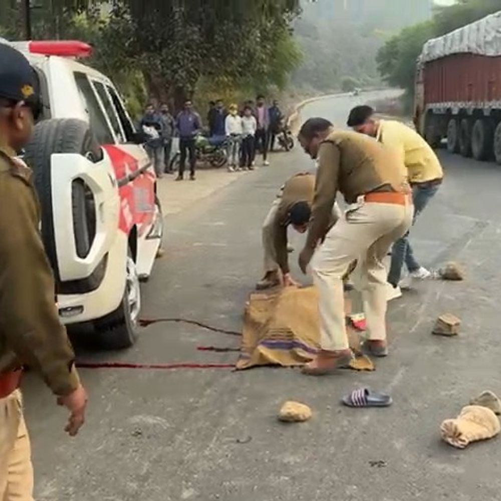 मंडला NH-30 पर पिकअप-बाइक टक्कर, महिला की मौत:पति-बेटी घायल, वाहन चालक हिरासत में; टकराते ही दूर जा गिरे बाइक सवार