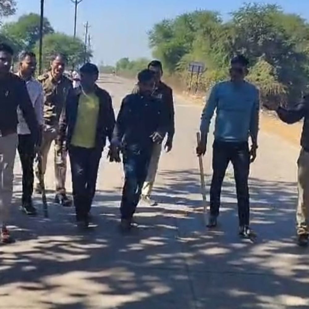 जबलपुर में नहीं थम रही चाइना चाकू की बिक्री:बेचने के लिए घूम रहे 2 बदमाशों से 5 चाकू बरामद; पुलिस ने निकाला जुलूस