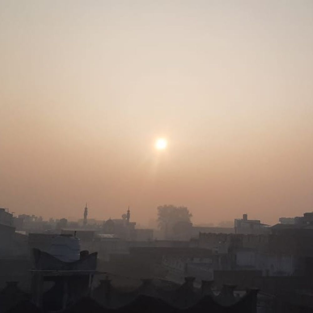 संभल में 7 डिग्री न्यूनतम तापमान, AQI 213:कोहरे के बीच धूप निकली, सात ट्रेनें 6 घंटे तक लेट
