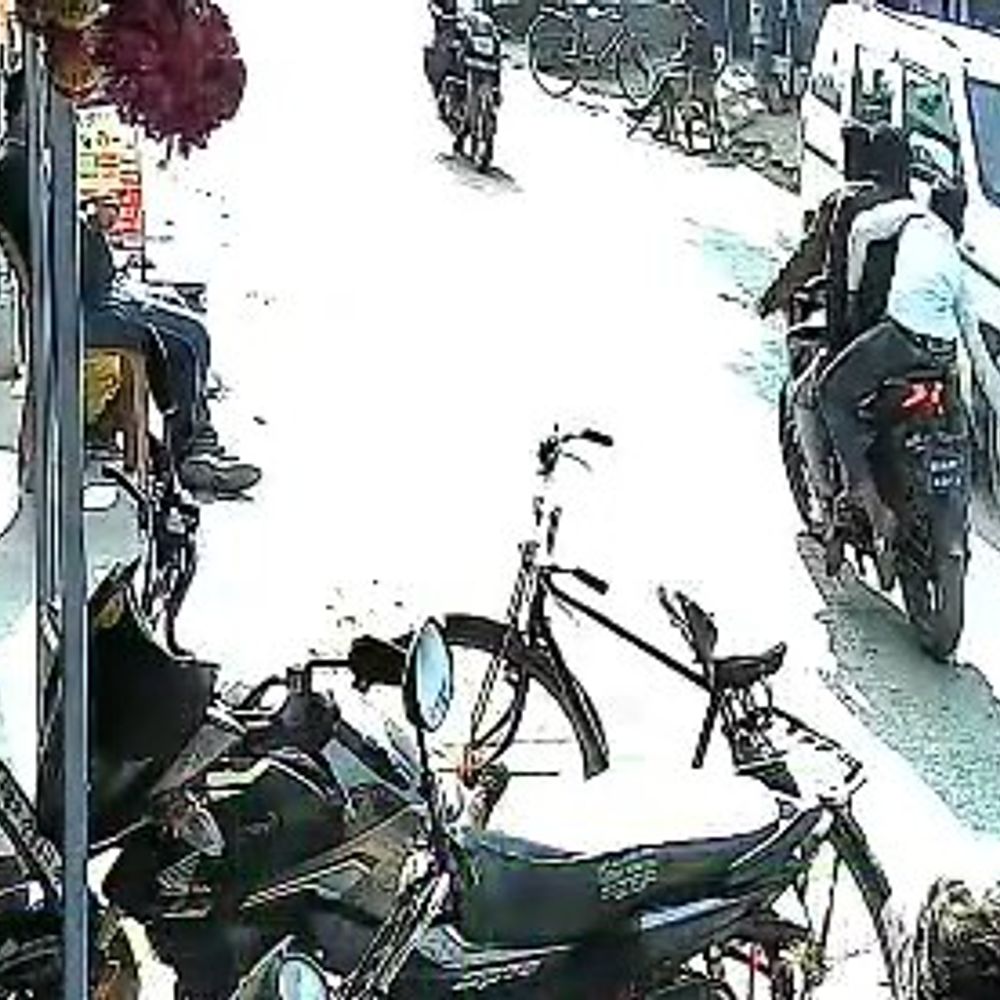 गोपालगंज में सीएसपी संचालिका से लूट का प्रयास:बैग छीनते सीसीटीवी में कैद हुए बदमाश, पति का हो चुका मर्डर, जांच में जुटी पुलिस