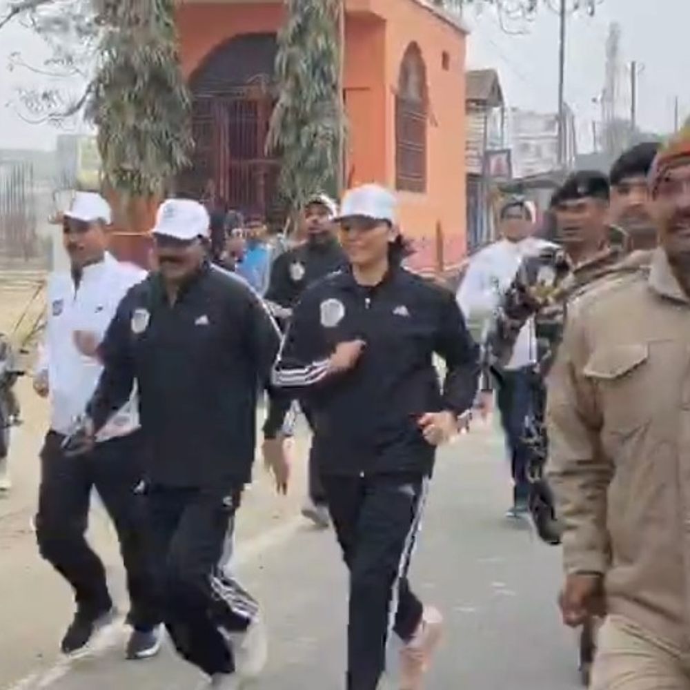 बक्सर में DM साहिला धावकों संग मिनी मैराथन में दौड़ीं:राष्ट्रीय सड़क सुरक्षा माह के तहत जागरूकता कार्यक्रम आयोजित, यातायात नियमों का पालन करने का दिया संदेश