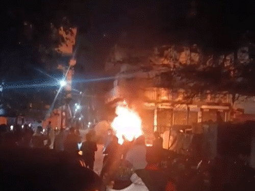 जयपुर में बिजली के खंभे से टकराई कार,भीषण आग,VIDEO:नशे में धुत ड्राइवर ने मोहल्ले में घुसाई गाड़ी,खंभा गिरा