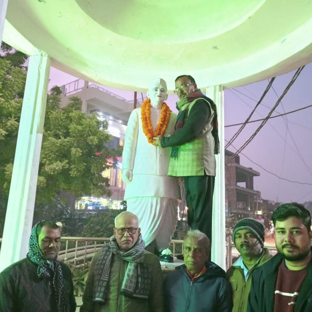 गाजीपुर में माल्यार्पण और दीपदान के साथ गोष्ठी आयोजित:लाल बहादुर शास्त्री के जीवन पर प्रकाश डाला