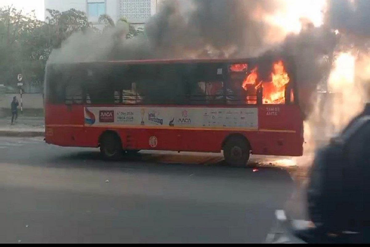 एएमटीएस बस में लगी आग, बड़ा हादसा टला
