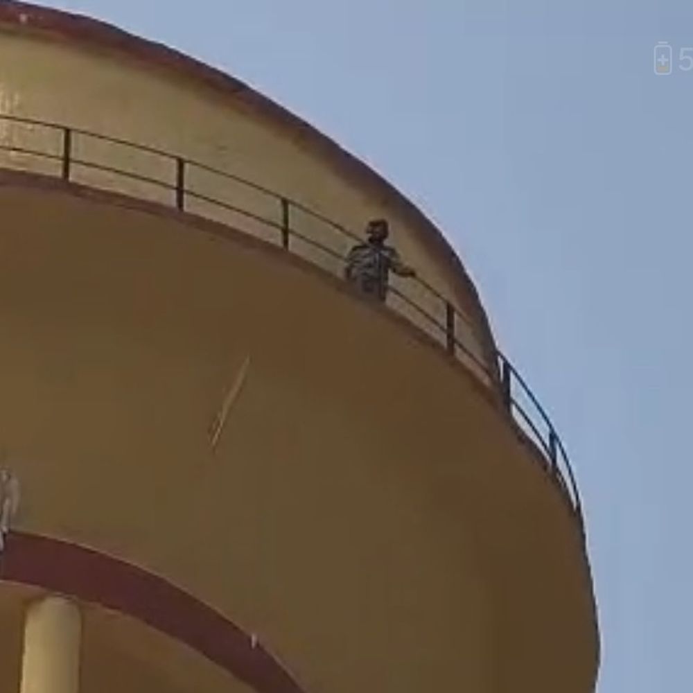 जलदाय टंकी पर चढ़ा 4 माह से बेघर युवक:अधिकारियों पर सुनवाई न करने, कुछ लोगों पर प्रताड़ित करने का आरोप