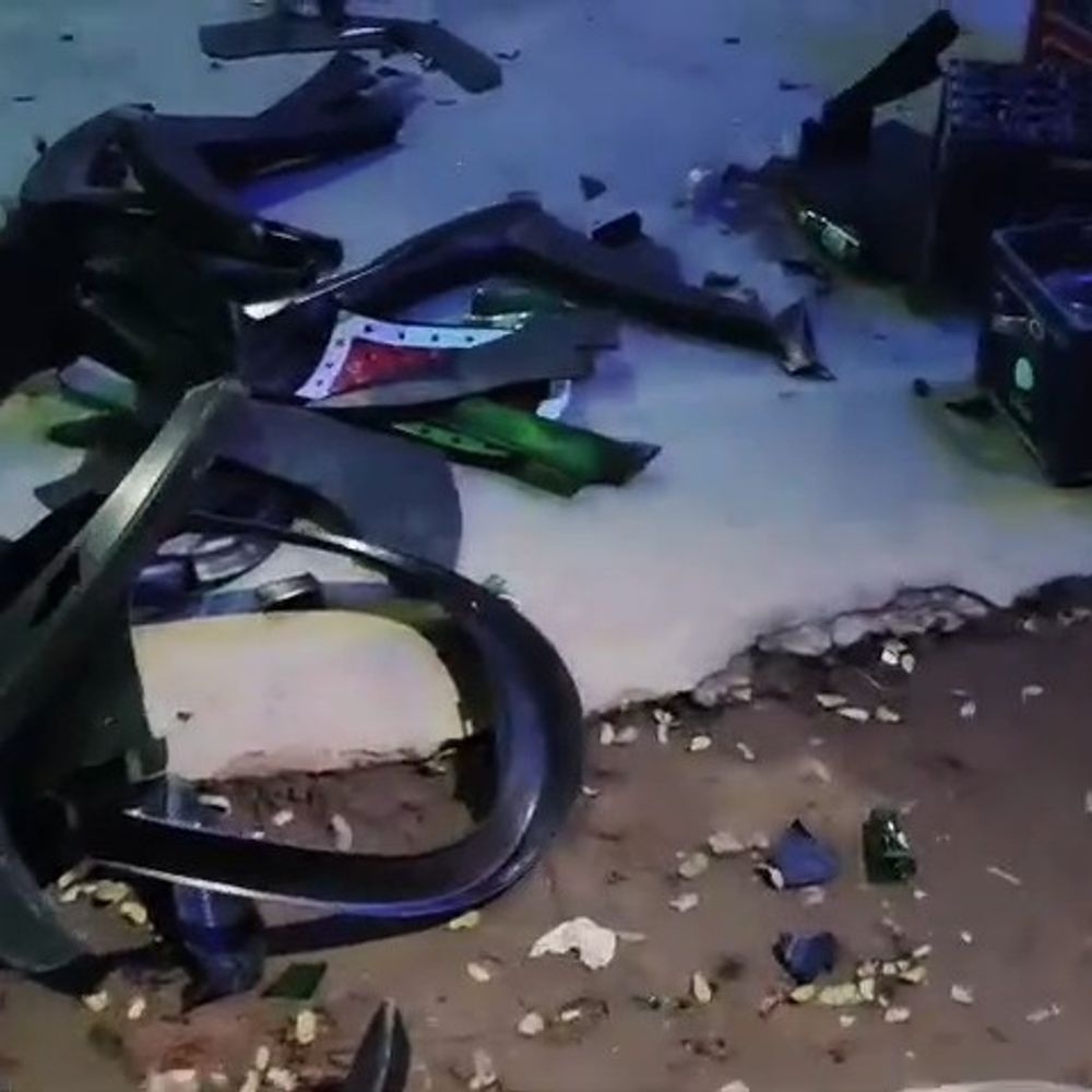 गिरिडीह में होटल कारोबारी पर हमला, तोड़फोड़:हथियारबंद बदमाशों ने मचाया उत्पात, मारपीट के बाद स्टाफ को होटल के अंदर किया बंद