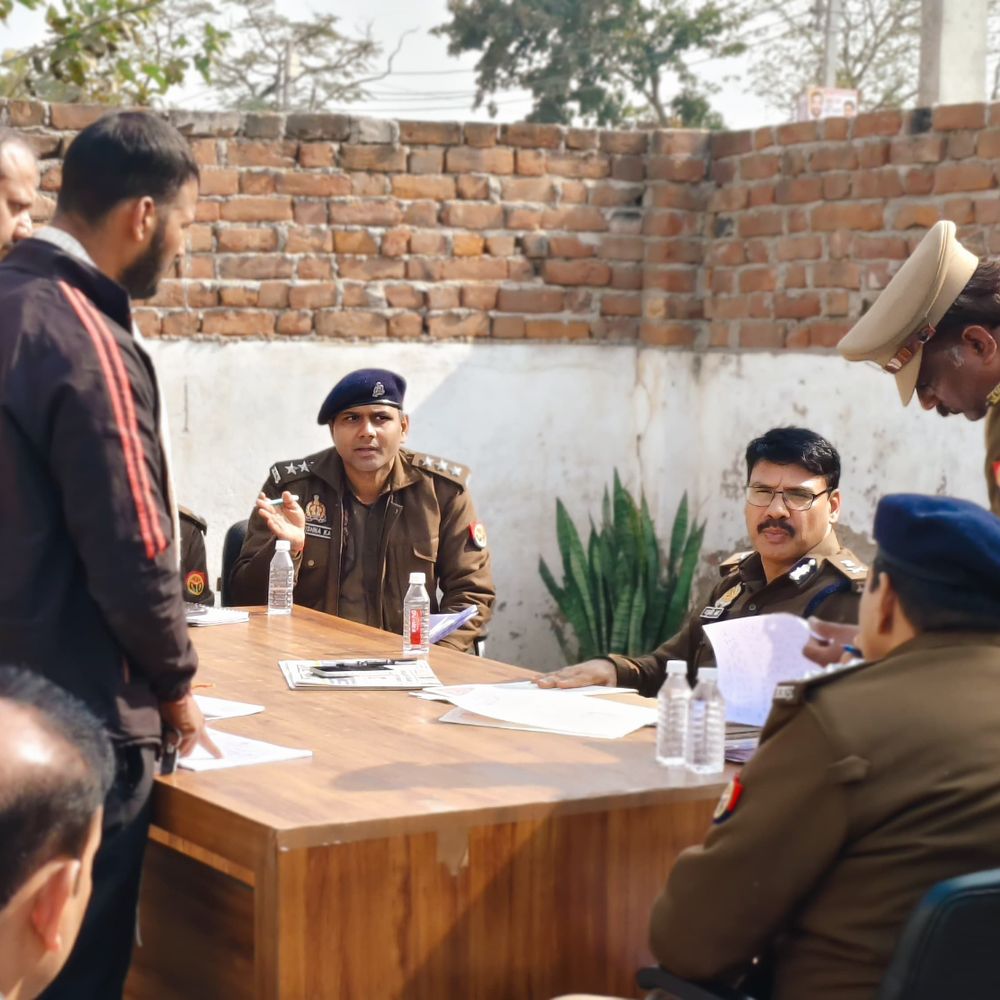 कानपुर कमिश्नर ने समाधान दिवस में सुनी शिकायतें:नौ में से चार शिकायतों का तुरंत निस्तारण, पांच शिकायतों पर जांच के आदेश