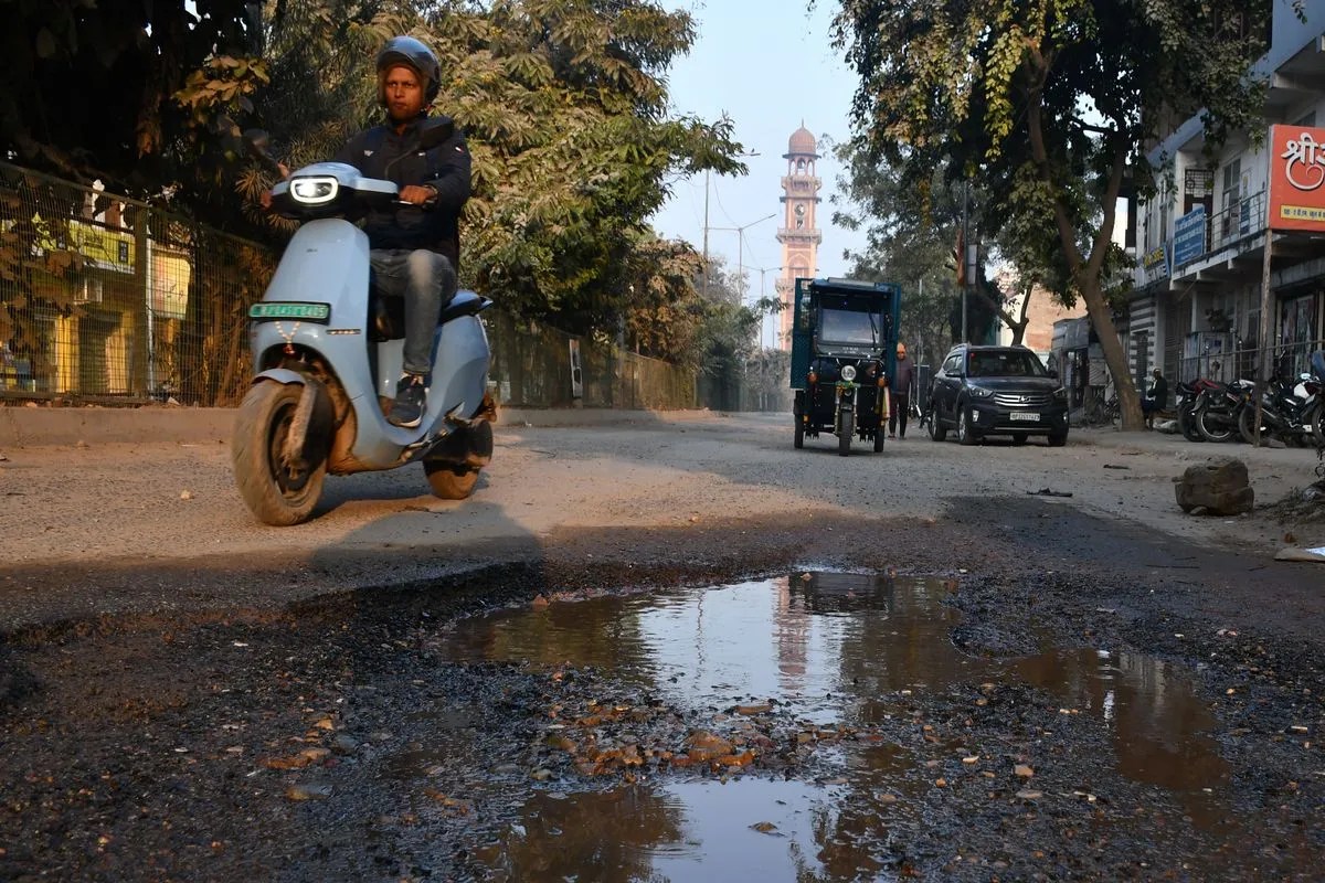 परिषद के विकास के दावे खोखले, शहर की सडक़ों से लेकर चैम्बर और नालों का हाल बेहाल