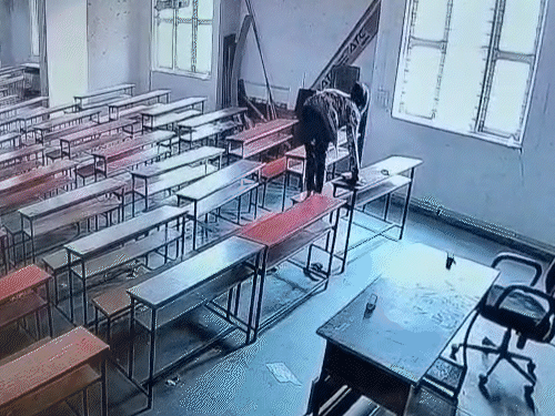 गुजरात में कॉलेज स्टूडेंट ने क्लास में किया सुसाइड:पहले बेंच पर चढ़कर पंखे से स्कार्फ बांधा, फिर फोन चेक करके फांसी लगाई