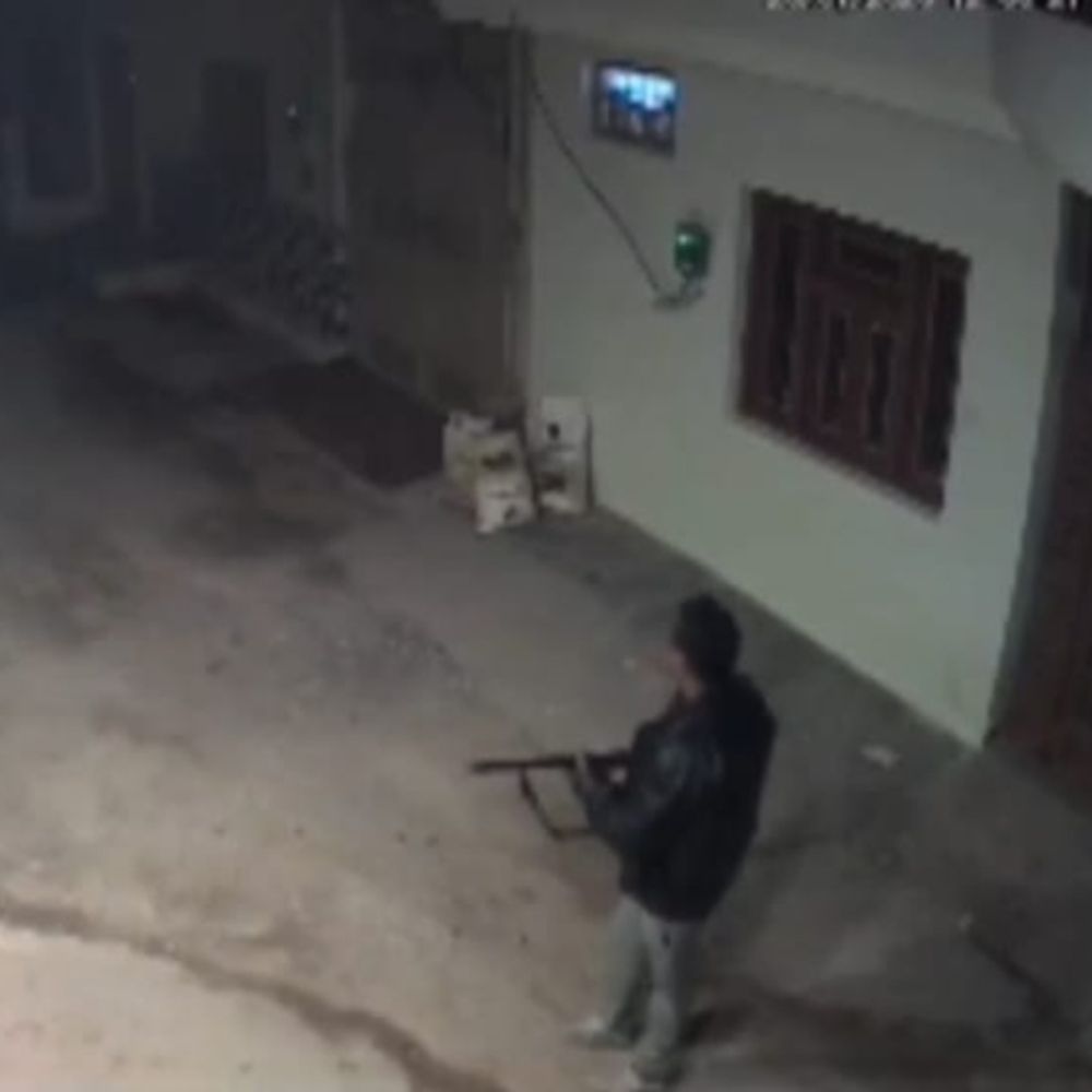 खुलेआम गालियां देते हुए बंदूक से गोलियां दागीं, VIDEO:पड़ोसी ने घर के बाहर शराब पीने पर की थी मारपीट, लौटकर युवक ने की फायरिंग