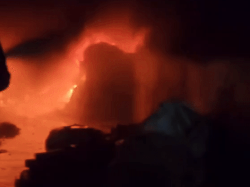 करनाल के गोदाम में लगी भीषण आग:आसमान में छाया काला धुआं,केरी बैग बनाने वाली फैक्ट्री में आग लगी, आधे घंटे तक एक ही फायर ब्रिगेड से चला रेस्क्यू