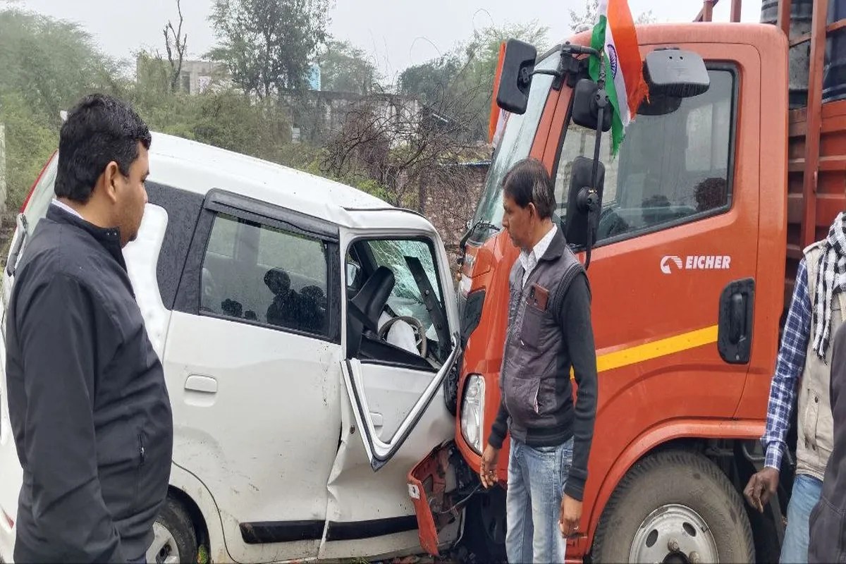 यात्रियों से भरी कार में आयशर गाड़ी ने मारी टक्कर, आधा दर्जन गंभीर घायल