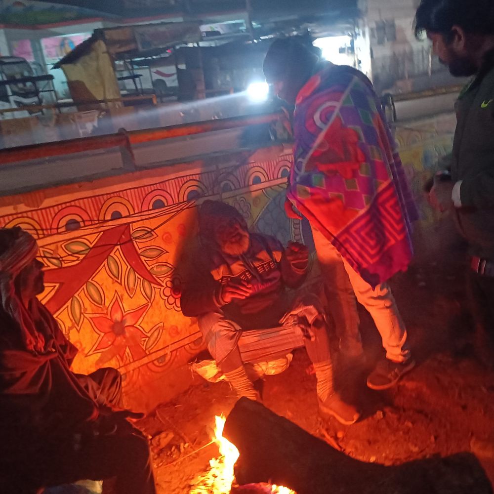 किशनगंज में कड़ाके की ठंड, तापमान 9 डिग्री तक पहुंचा:शीतलहर से जनजीवन प्रभावित, स्कूल बंद, लोग अलाव का ले रहे सहारा