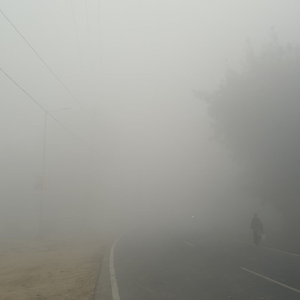 मऊ में घना कोहरा और गलन, विजिबिलिटी बेहद कम:न्यूनतम तापमान 8 डिग्री, AQI 143, 6 किलोमीटर प्रति घंटे चल रहीं सर्द हवाएं