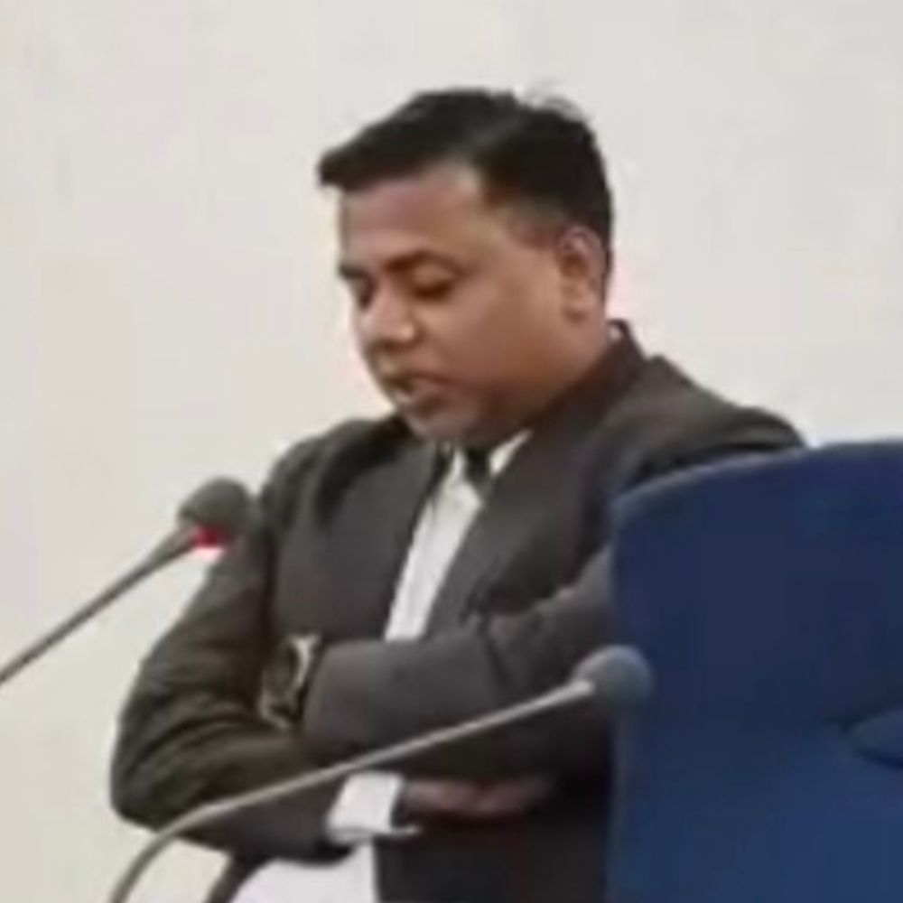 DM ने पंचायती राज योजनाओं की समीक्षा की:शेखपुरा में 30 निर्माणाधीन पंचायत सरकार भवनों की प्रगति जांची, लापरवाही पर चेतावनी