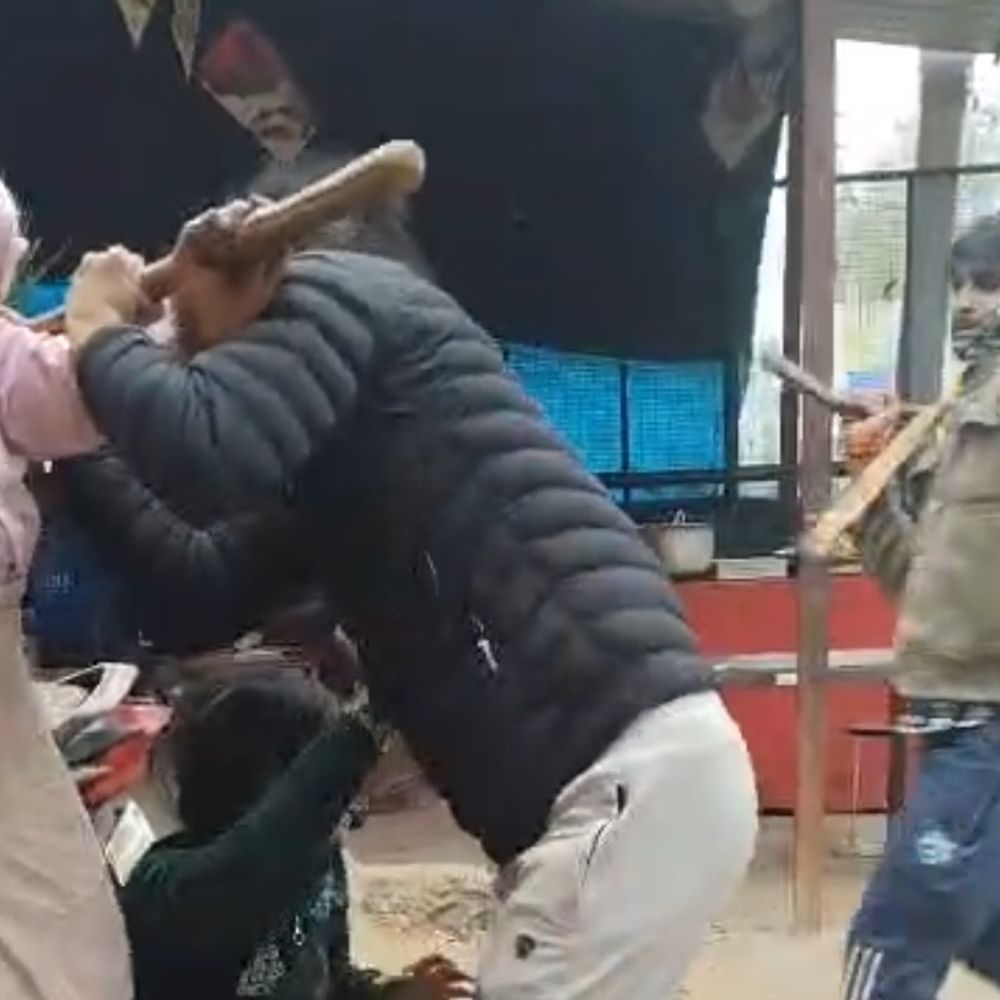 हाथरस में लेनदेन के विवाद में जमकर मारपीट:हमलावरों ने लाठी-डंडों से पीटा, पुलिस ने घायलों का मेडिकल कराया