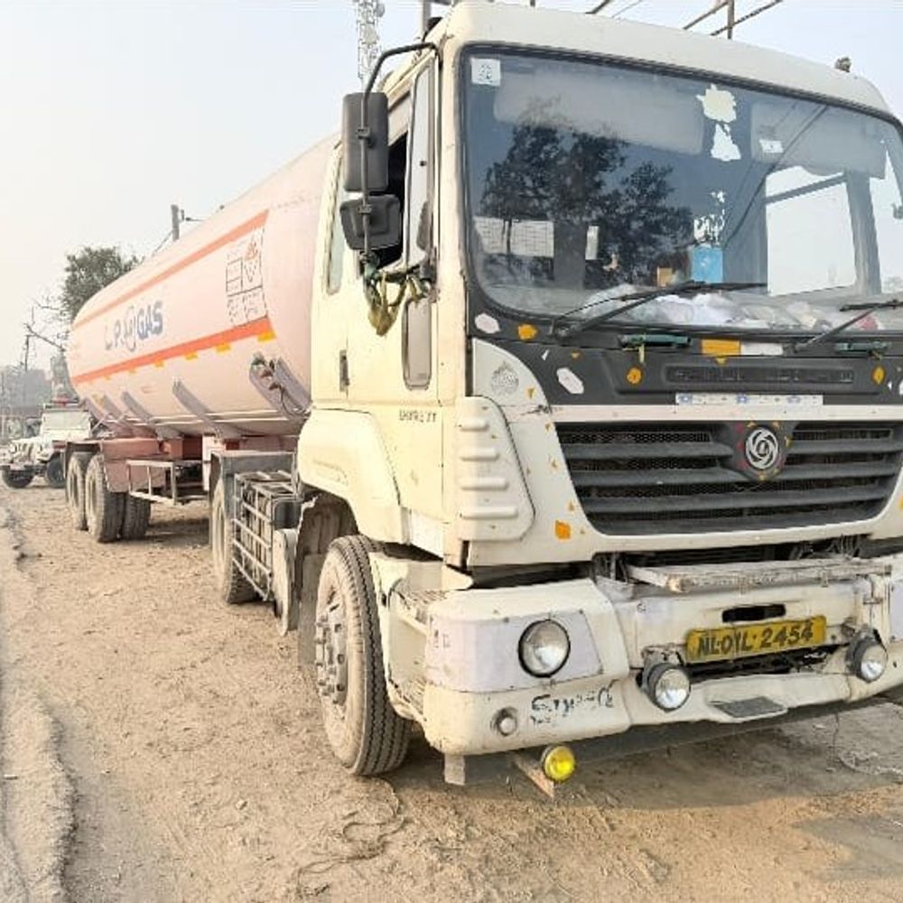 सरायरंजन में गैस टैंकर-मोटरसाइकिल की टक्कर:दोनों बाइक सवार सुरक्षित, चालक फरार; पुलिस ने दोनों वाहन जब्त किया