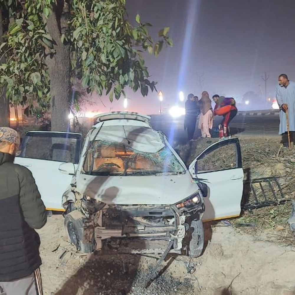 सीतापुर में NH 30 पर कार दुर्घटनाग्रस्त:ड्राइवर को नींद आने से दो घायल, जम्मू से देवा शरीफ जा रहे थे