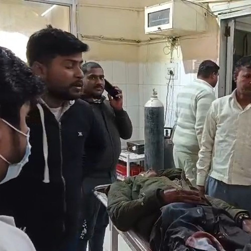 सीतापुर में दो बाइकों की भिड़ंत:एक युवक की मौत, महिला सहित तीन घायल; पुलिस ने वाहन कब्जे में लिया