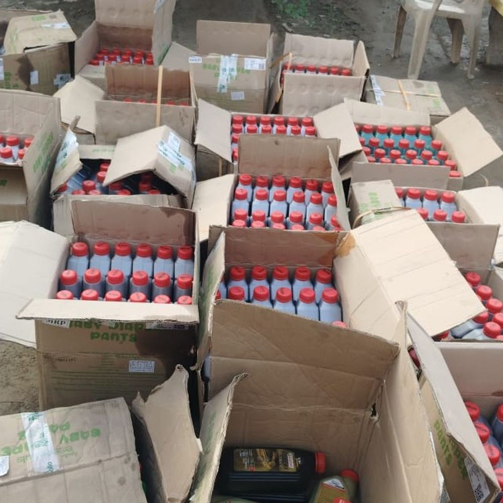 पलामू में नकली मोबिल जब्त:अवैध बिक्री के आरोप में ऑटोमोबाइल गैरेज का मालिक गिरफ्तार, 472 लीटर मोबिल बरामद