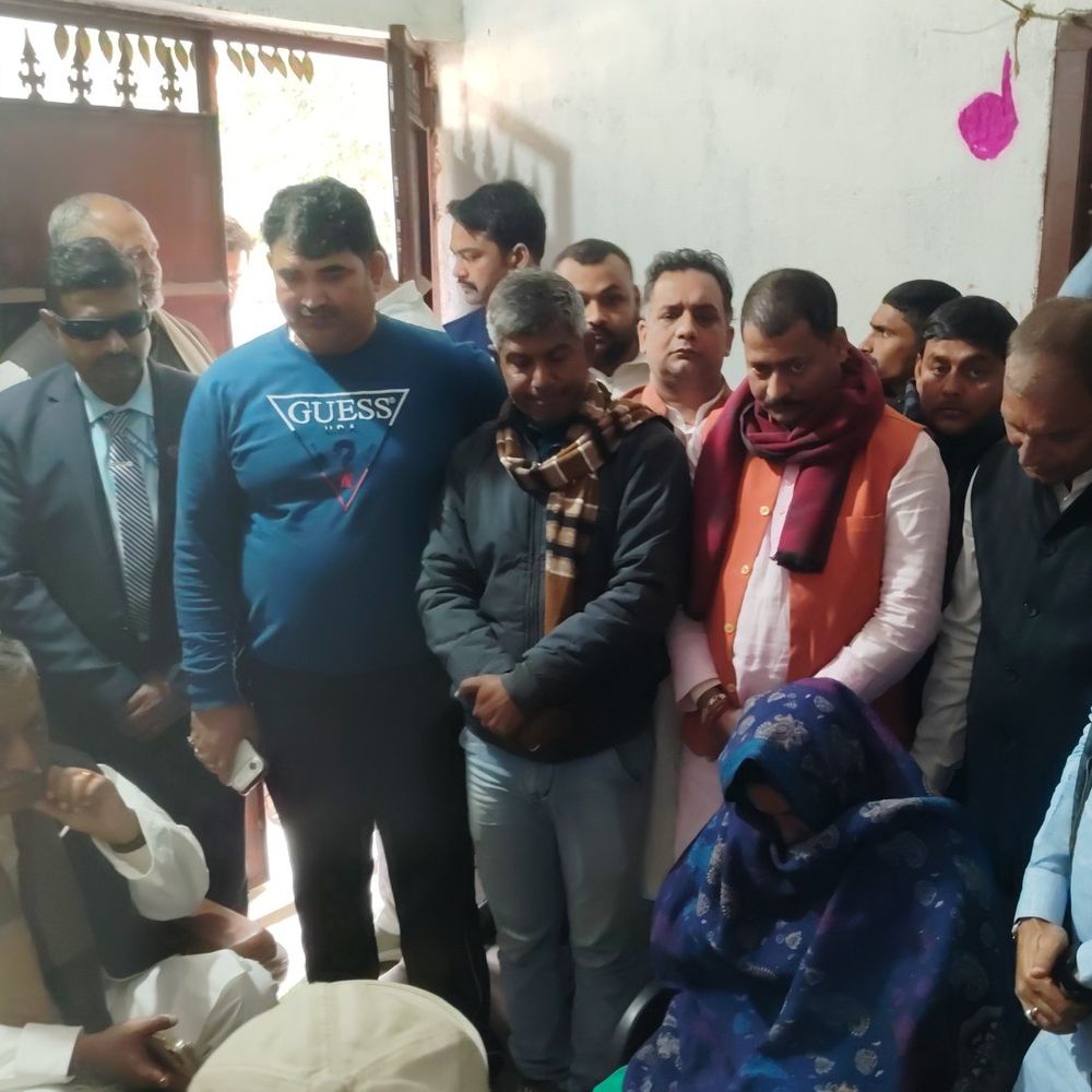 पटना में मृतक छात्रा के परिजनों से मिले सांसद अखिलेश:पुलिस-प्रशासन पर सहयोग न करने का आरोप लगाया, उच्चस्तरीय जांच की मांग