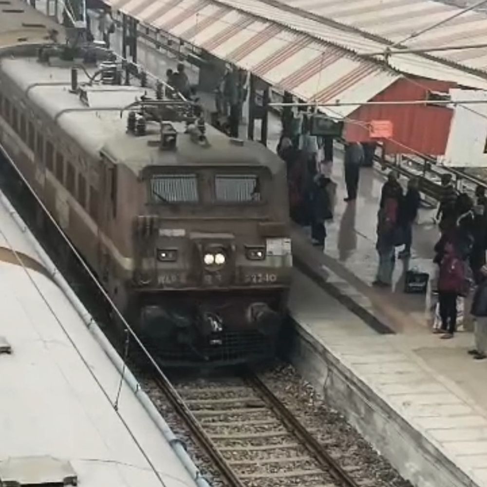 बस्ती में ट्रेन लेट होने से छात्रा की परीक्षा छूटी:रेलवे को 9 लाख 10 हजार रुपए का मुआवजा देने का आदेश