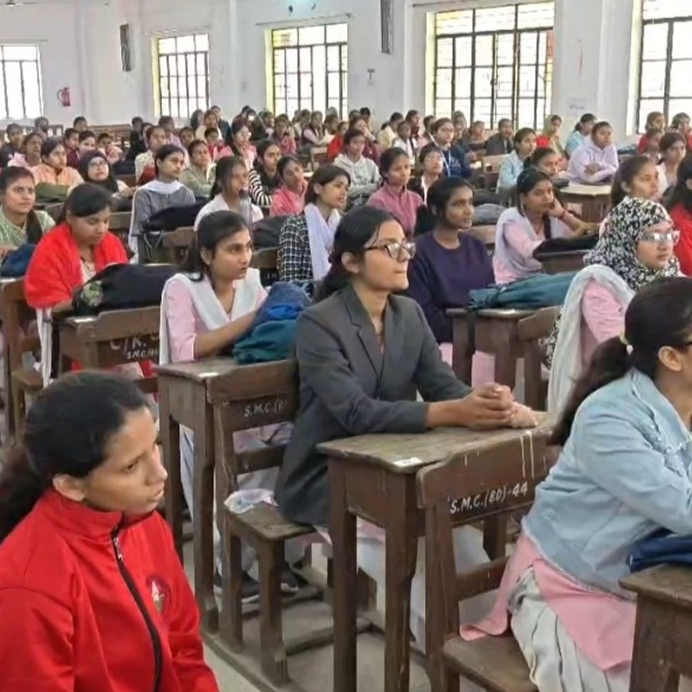 भागलपुर में में SDRF ने दिया भूकंप बचाव प्रशिक्षण:छात्राओं को ‘ड्रॉप, कवर और होल्ड’ तकनीक से जान बचाने के गुर सिखाए