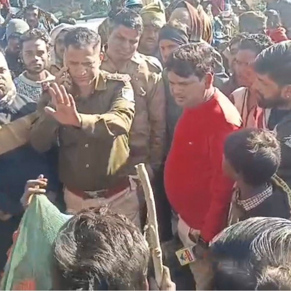 कटनी में अवैध शराब, पानी संकट पर ग्रामीणों का चक्काजाम:प्रशासन के आश्वासन के बाद 3 घंटे में खुला मार्ग