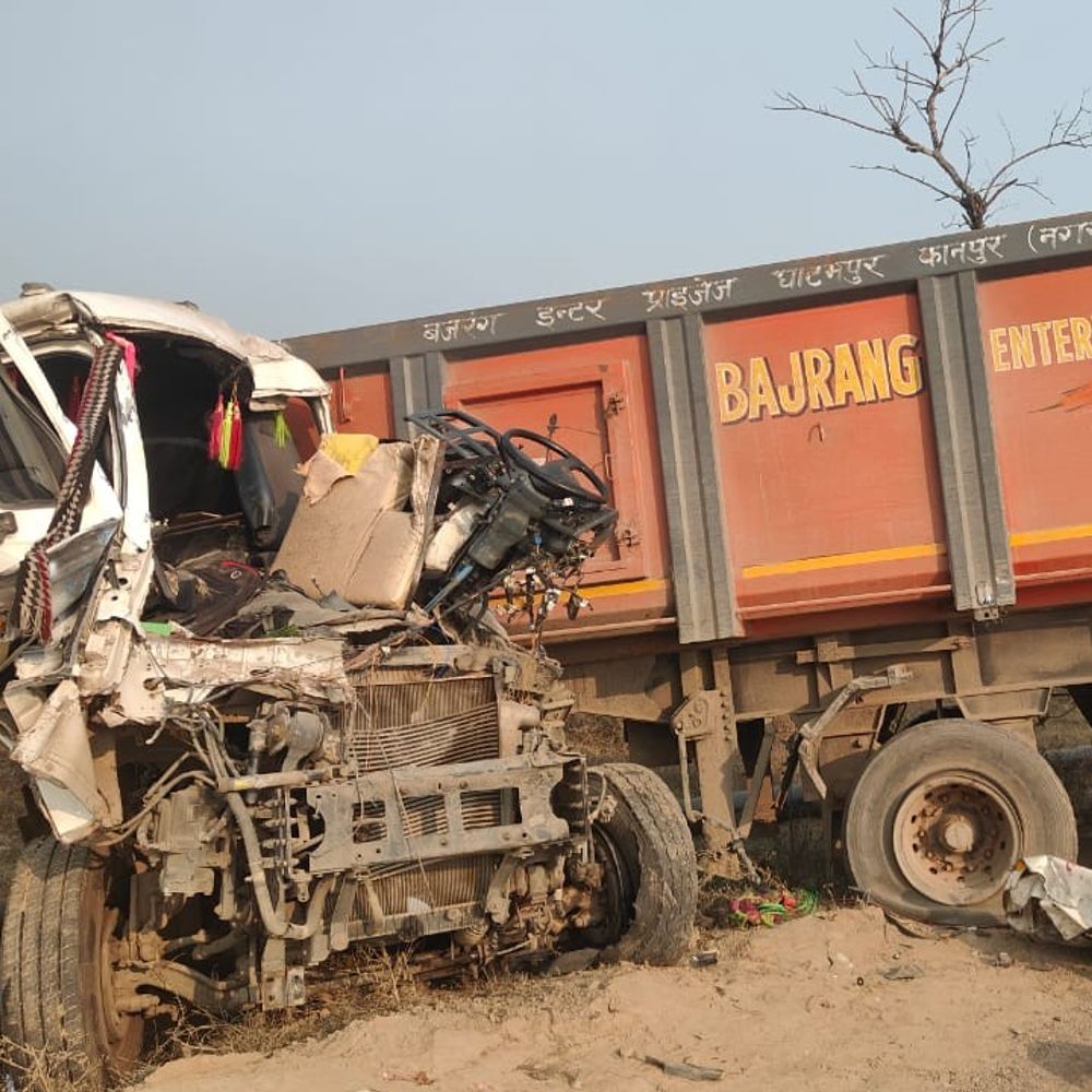 हमीरपुर में नेशनल हाईवे पर दो ट्रकों की भिड़ंत:एक चालक की मौत, हेल्पर गंभीर घायल