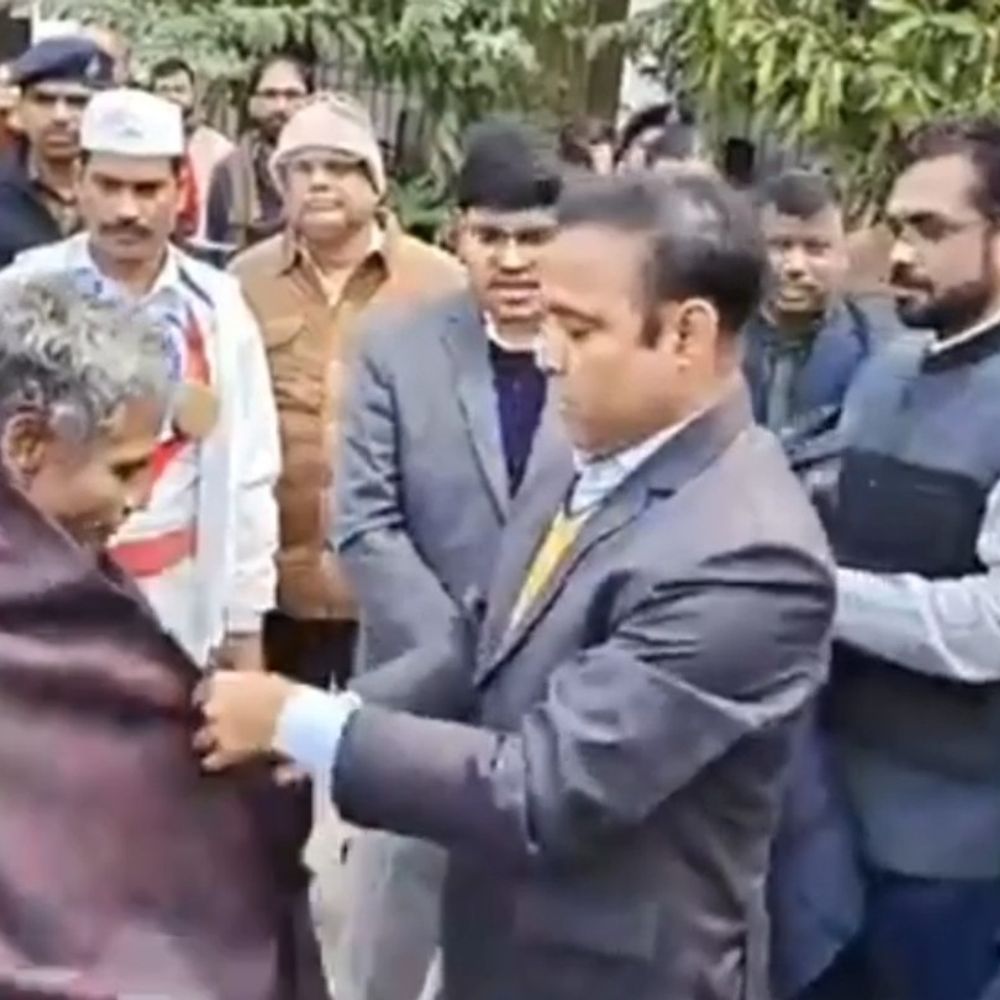 भागलपुर में डीएम-डीडीसी ने कंबल बांटे:कड़ाके की ठंड से सुरक्षा, जरूरतमंदों को राहत मिली