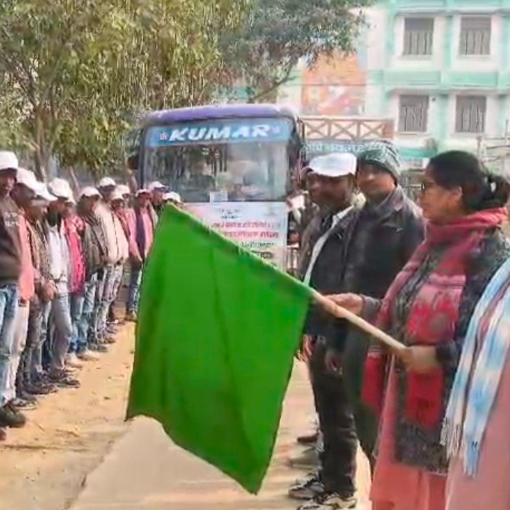 45 किसानों की टीम बकरी पालन ट्रेनिंग को पटना रवाना:शेखपुरा में जिला कृषि पदाधिकारी ने हरी झंडी दिखाकर किया रवाना