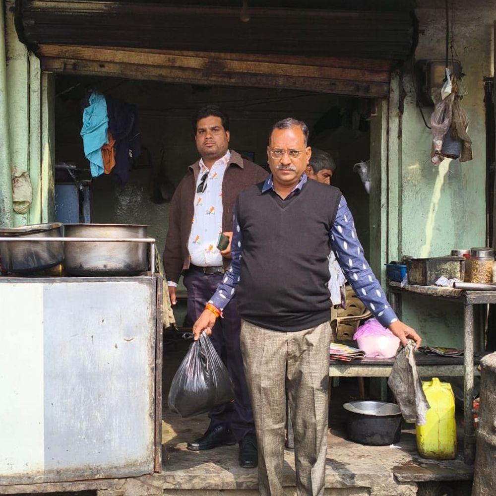 गणतंत्र दिवस पर प्रतिबंध के बावजूद मांस-अंडा बेचने पर कार्रवाई:नीमच नगरपालिका टीम ने सड़क पर बिरयानी नष्ट की, दुकान सील करने की चेतावनी दी