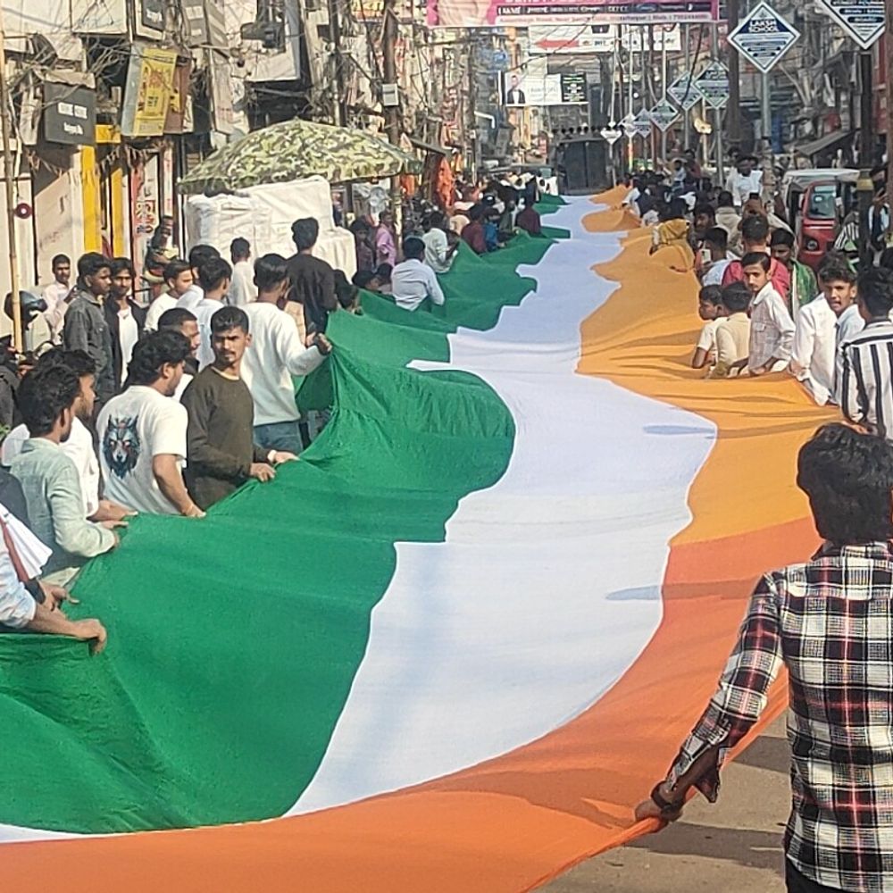 मुजफ्फरपुर में युवाओं ने निकाली तिरंगा यात्रा:1100 फीट का तिरंगा लेकर शहर में घूमे, ऑपरेशन सिंदूर की थीम पर झांकी भी निकाली