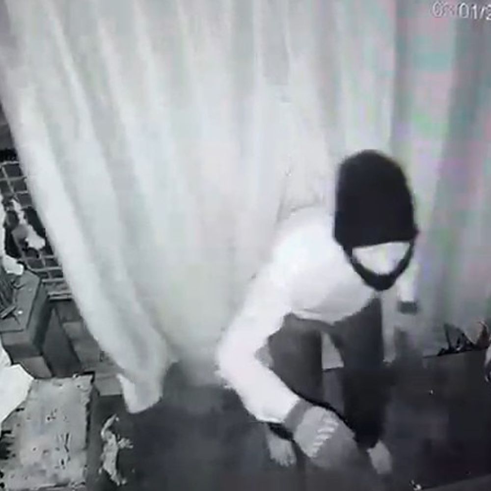 मां चंद्रिका देवी मंदिर चोरी का CCTV फुटेज आया सामने:पुलिस जांच जारी, श्रद्धालुओं में आक्रोश; सुरक्षा पर उठे सवाल