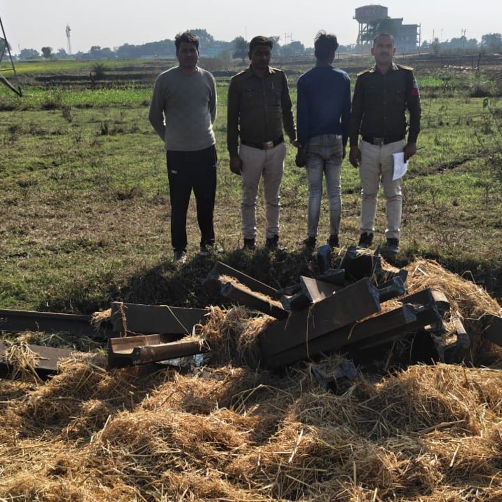 सिंगरौली में 150 फीट रेल पटरी चोरी:मुखबिर की सूचना पर पुलिस ने 24 घंटे में आरोपी पकड़ा; चोरी का माल बरामद