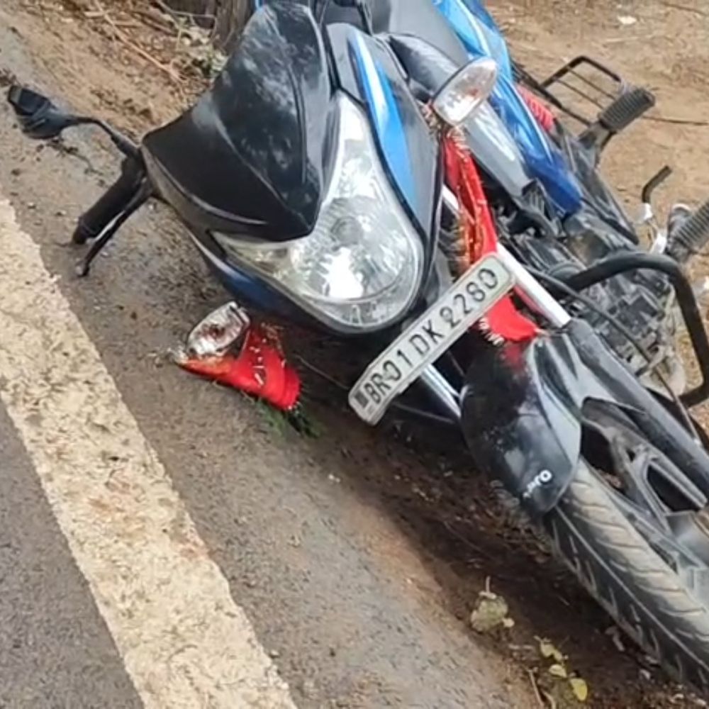 जमुई में बाइक सवार युवक घायल:पटना रेफर, तेज रफ्तार वाहन ने मारी टक्कर, 10 फीट उछलकर पेड़ से टकराई