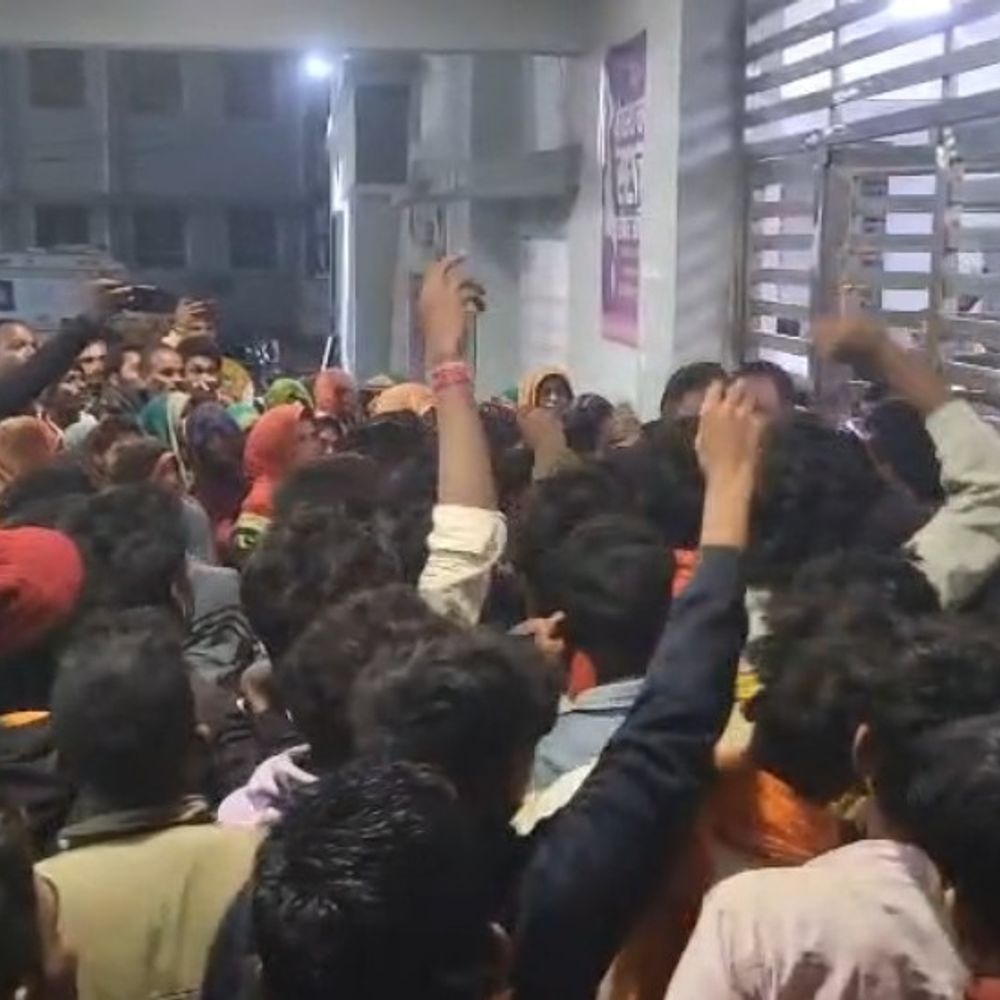 नसबंदी ऑपरेशन में लापरवाही से आदिवासी महिला की मौत:परिजनों ने अस्पताल में हंगामा किया, डॉक्टर के निलंबन की मांग