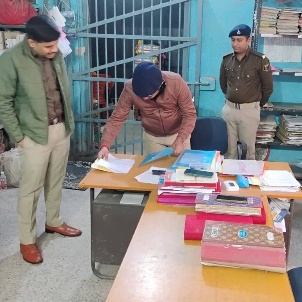 SP ने सदर थाना का किया औचक निरीक्षण:कांडों की समीक्षा कर लंबित मामलों के निष्पादन का दिया निर्देश