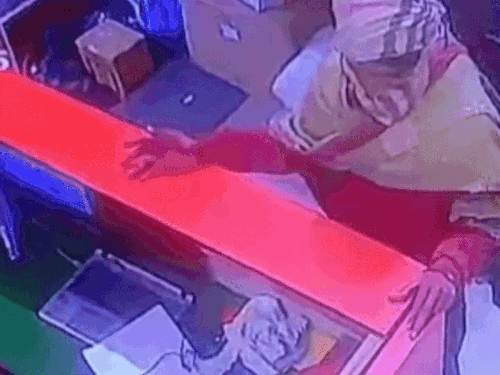 अबोहर में टूर एंड ट्रैवल कंपनी में चोरी:तीन मोबाइल लेकर चोर फरार, सीसीटीवी कैमरे में कैद वारदात