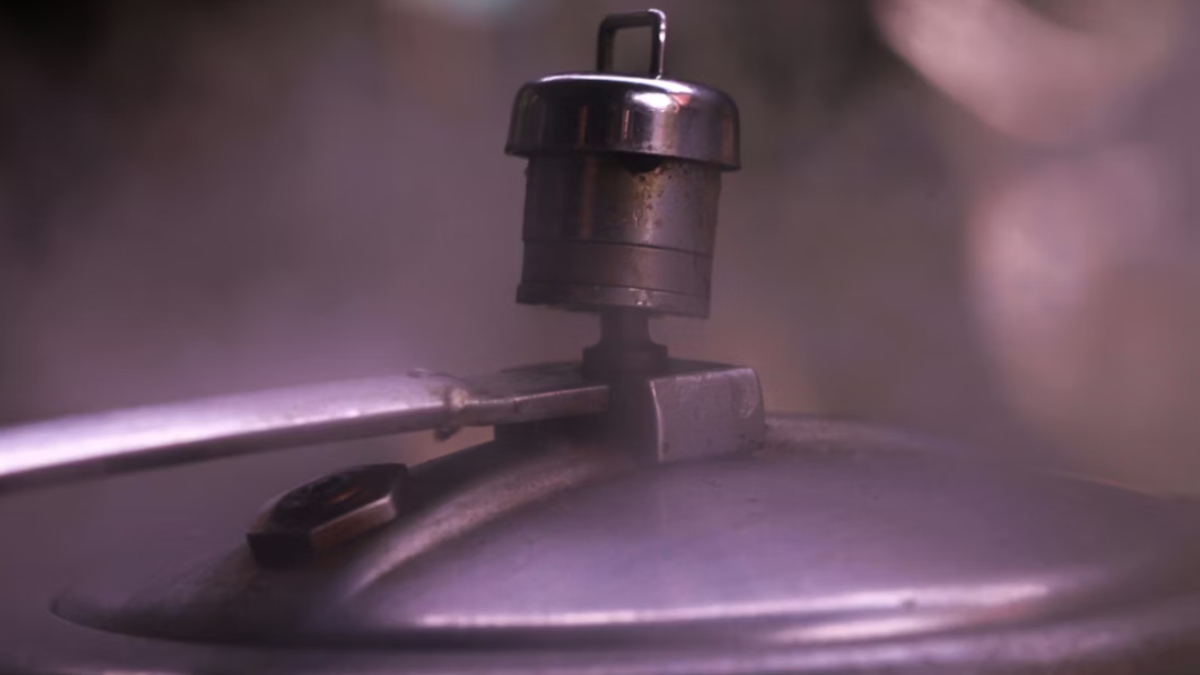 कुकर में जमे मसाले-तेल के दाग, तो अपनाएं ये कमाल की ट्रिक्स, मिनटों में चमक जाएगा Cooker