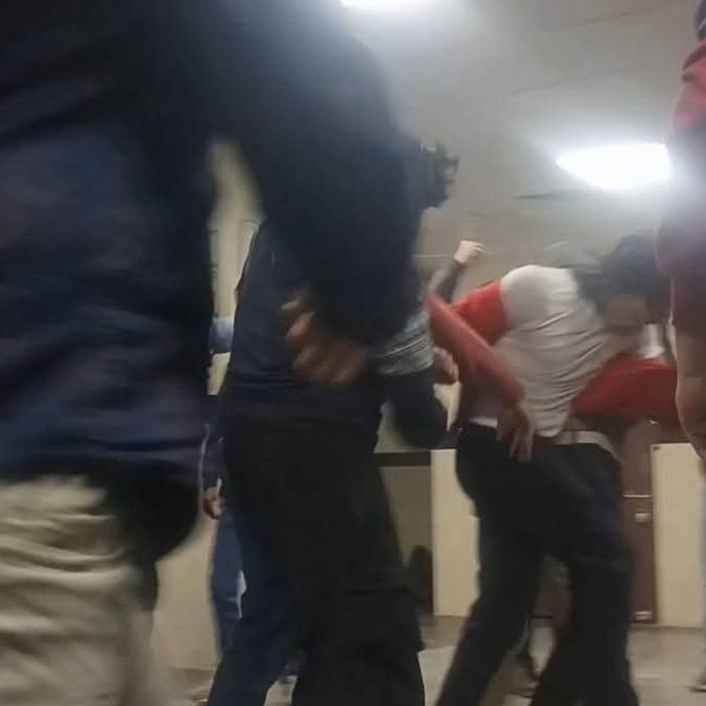 बेतिया GMCH में मरीज के परिजनों से मारपीट का आरोप:इंटर्नशिप छात्रों के खिलाफ कानूनी कार्रवाई की मांग, मेन गेट तक खदेड़ा