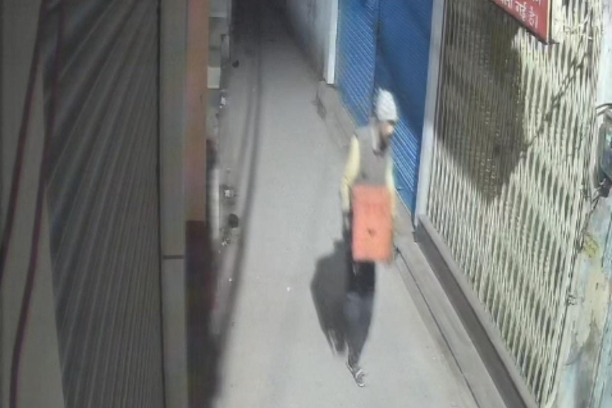 हनुमान मंदिर से दान पात्र उठा ले गया चोर, तीस हजार रुपए चोरी का आरोप…सीसीटीवी में घटना रिकार्ड