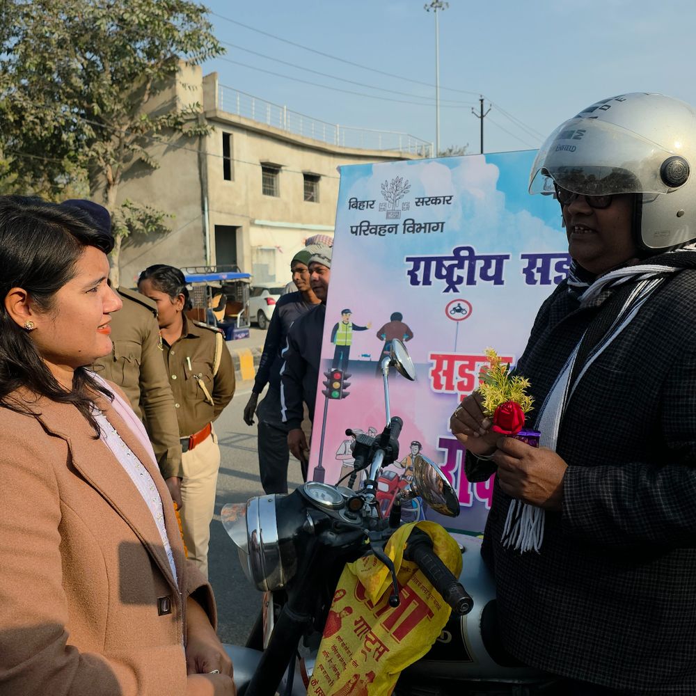 औरंगाबाद में सड़क नियमों का पालन करने पर मिला गुलाब:परिवहन विभाग ने चलाया सड़क सुरक्षा अभियान, अनोखे अंदाज में लोगों को जागरूक किया