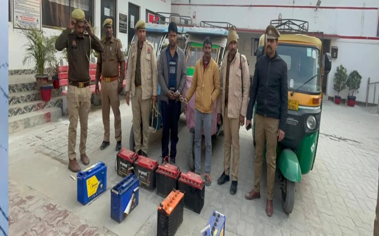 Mau News: पुलिस ने बैटरी चोर गिरोह का किया  खुलासा, दो चोर हुए गिरफ्तार
