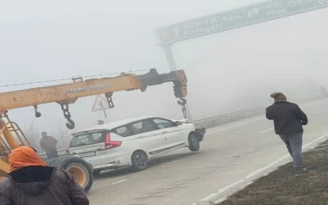 Cold Weather: घने कोहरे ने बढ़ाई मुश्किलें, गोरखपुर–वाराणसी मार्ग पर चार ट्रकों की टक्कर, सलाहाबाद के पास ट्रक पलटा